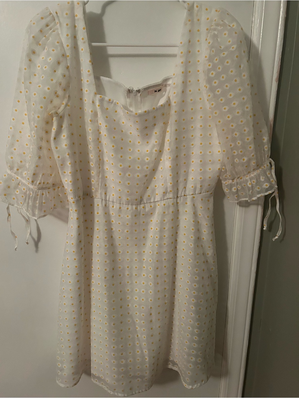 Francesca's Collections White Dress with Yellow Daisy Pattern